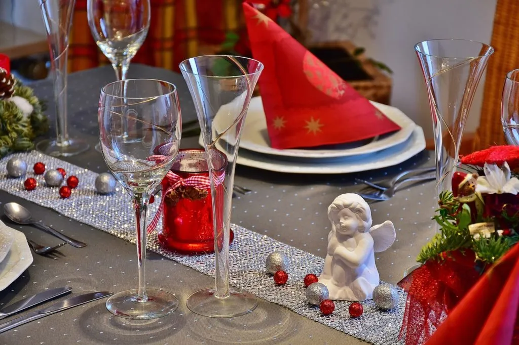 Serwetki flizelinowe jako dekoracja stołu w restauracji